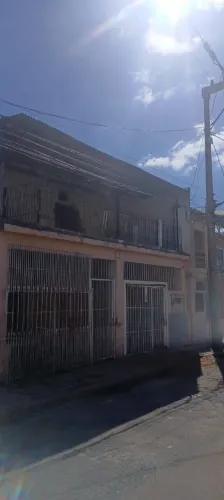Vende-se casa com dois imóveis separados