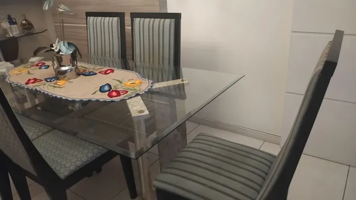 Mesa de jantar e 6 cadeiras