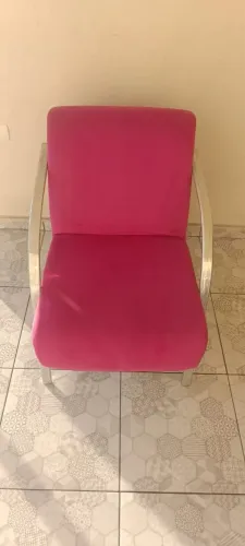 Poltrona com braço de alumínio