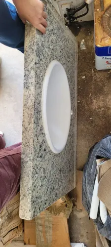 Pedra de mármore com pia de banheiro