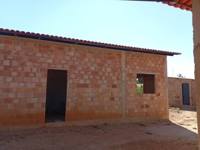 Casa em construção,rua asfaltada, próximo ao guincho,a rodovia