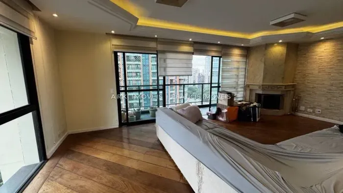 Apartamento Amplio com 4 Dormitórios e Piscina na Chácara Klabin, São Paulo