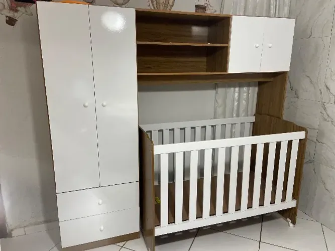 Berço com guarda roupeiro infantil.