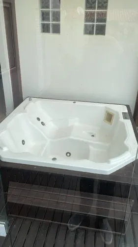 SPA - Banheira de Hidromassagem com deck e estrutura de vidro completa