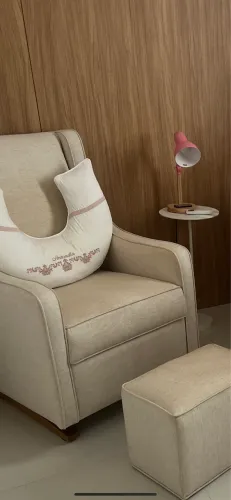 POLTRONA DE AMAMENTAÇÃO SLIM COM BALANÇO E PUFF LINHO CRU LILIBEE
