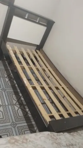Cama solteiro cor tabaco com branco