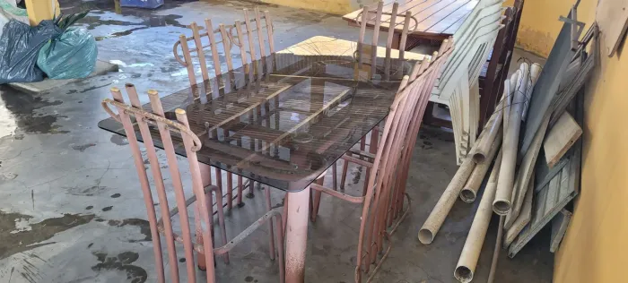 Mesa de vídeo com cadeiras de ferro