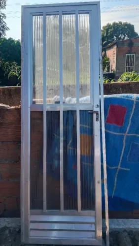 Tô vendendo uma porta de alumínio porta de 70