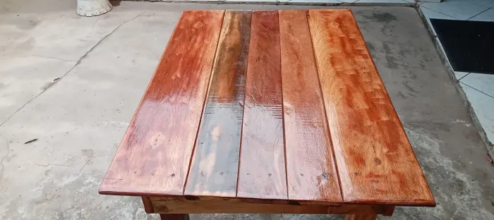 Vendo uma mesa pequena toda em madeira pura medindo 90 cm comprimento e 65 cm largura 