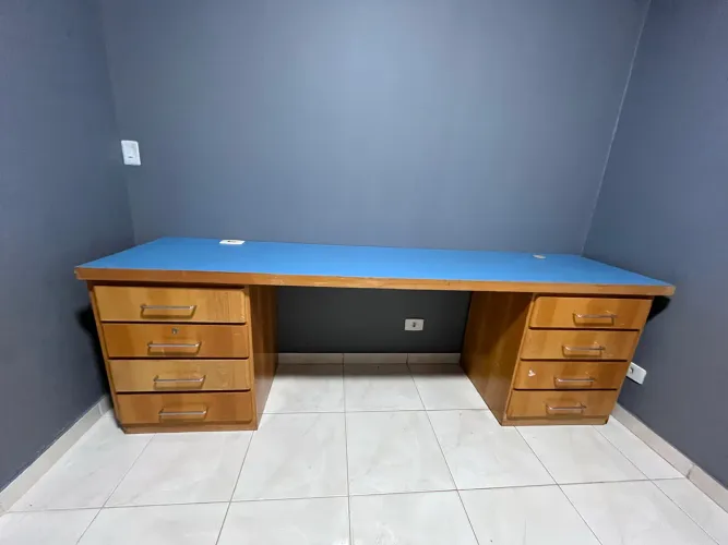 Mesa escritório com 8 gavetas 
