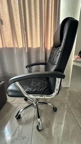 Cadeira de escritório presidente giratória - preta - ótimo estado