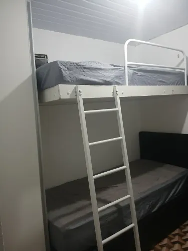 Quarto masculino compartilhado em Ramos