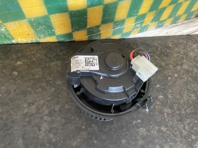 Ventilador interno cx de ar condicionado Nissan Kicks lá 2018  *