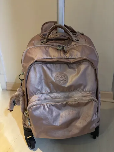 Mochila Kipling Original com Rodinhas Rosa Metálico
