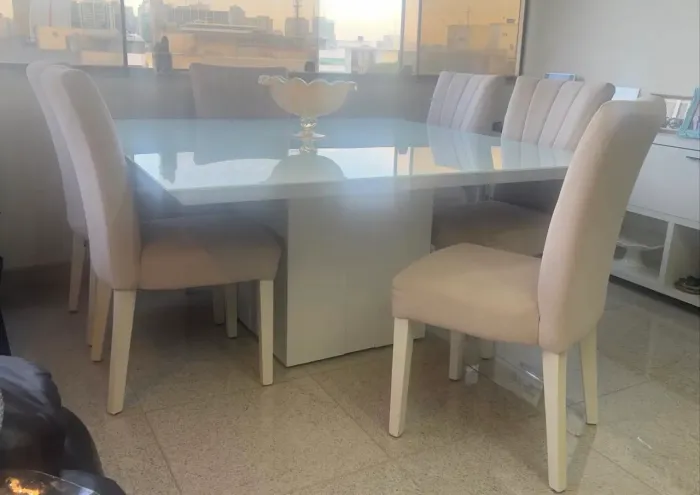 Vendo mesa 1,50cm x 1,50cm com 6 cadeiras.