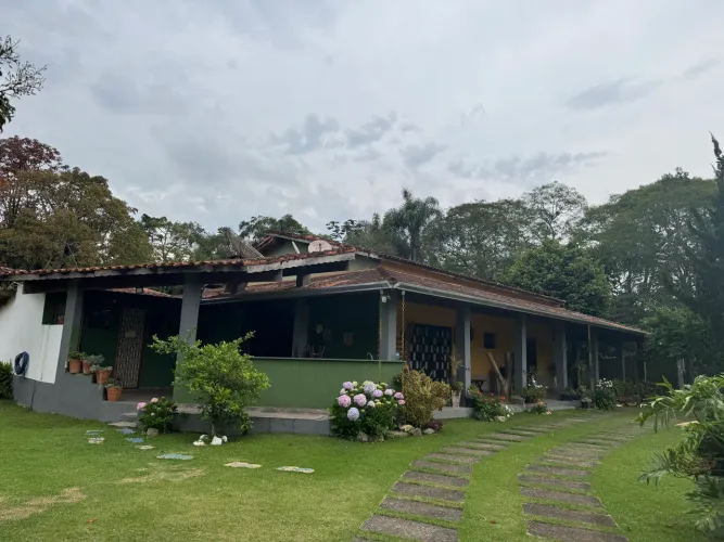 Sítio com piscina/campo de futebol/casa principal e do caseiro 