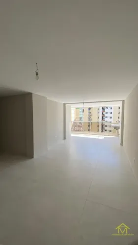 Amplo Apartamento em Itapuã: 4 Quartos com Suíte com 200 m²