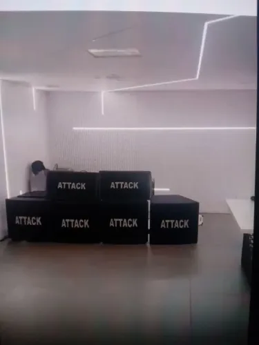 Caixa de som atack 4 alto falante 18 2 caixa com 2 de 12 cada ?