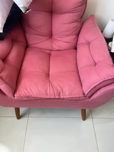 Poltrona rosa com apoio de pé 