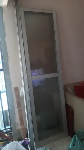 2 Portas de alumínio com vidro para varanda de apartamento medindo 2,25 de comprimento