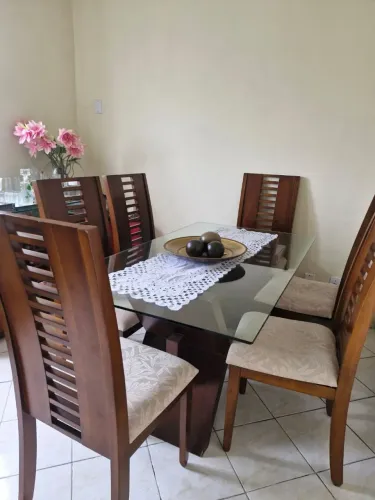 Mesa de jantar em madeira com topo de vidro