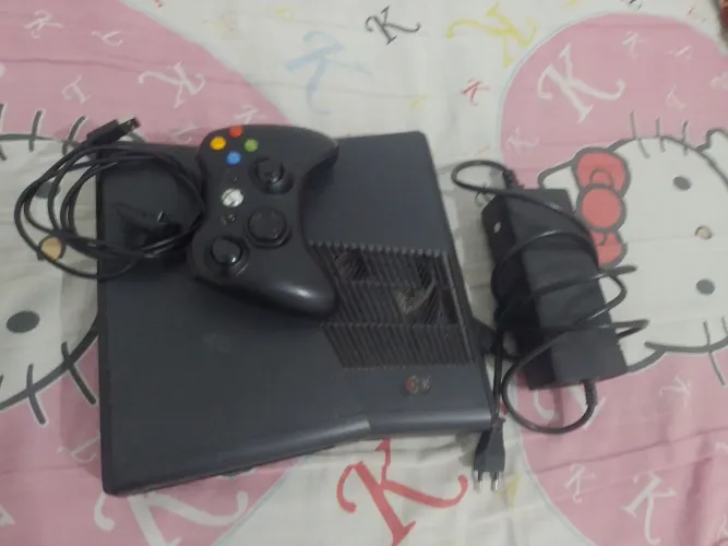 Vendo Xbox 360 desbloqueado R$ 180 com 1 manete ( obs : não lê cds, tem que comprar hd 