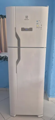 Vende-se uma geladeira