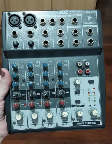 Mesa de som Behringer Xenyx 802