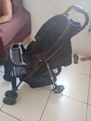 Vende-se um carrinho de bebê bem conservado