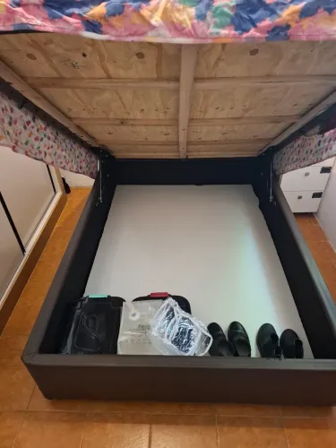 Cama box regular de casal com baú. Acompanha colchão de casal.