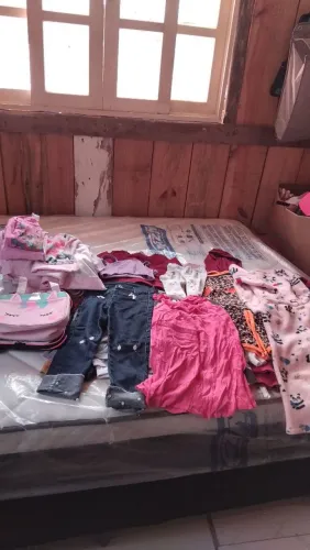Venda e doação Combo de roupas infantil menina tamanhos 1,2 nos, dobradas de doação mochil