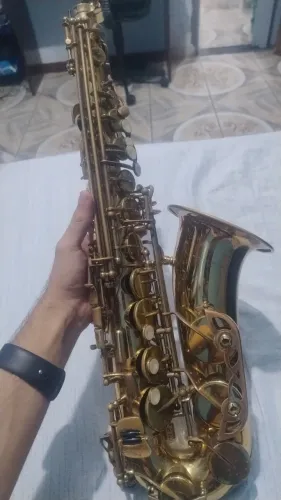 Vende se saxofone alto 