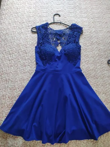 Vestido de festa azul Royal Tam P com bojo e frente bordada