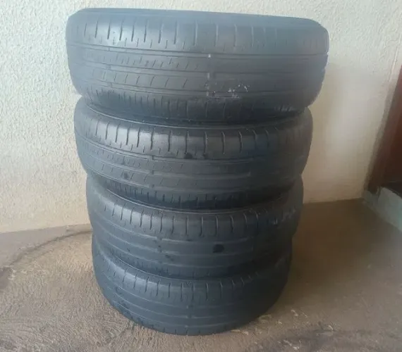 Pneus aro 13 usados kit 4 unidades Dunlop 175/70 R13 em boas condições.