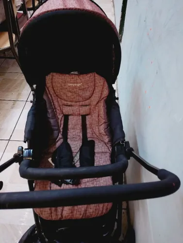 Carrinho de bebê e chiqueirinho