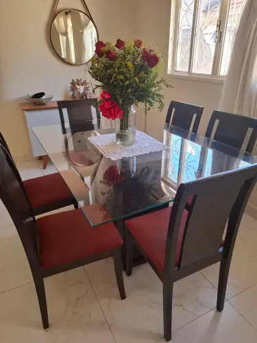 Vende mesa com tampo de vidro e seis cadeiras com assentos estofados