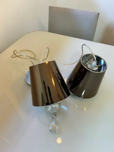 Pendentes de teto na cor marrom com detalhes em cristal