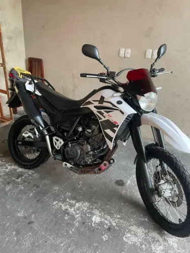 Vendo XT660r a famosa meiota, moto sem detalhes.