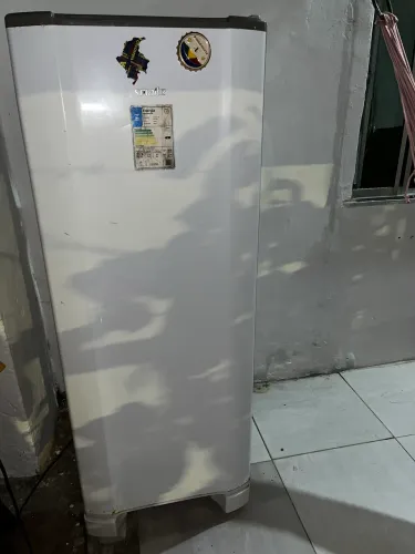 Vendo geladeira esmaltec 1300