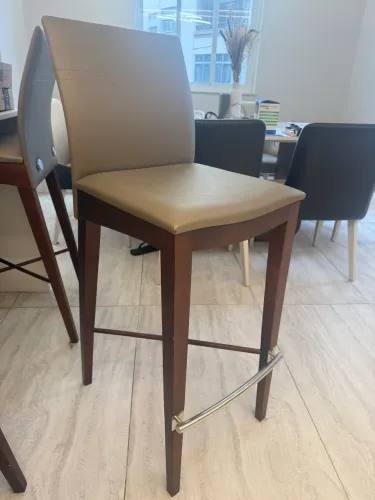 Banqueta alta movelaria - pés em madeira maciça e apoio de pés e acabamento em inox 304