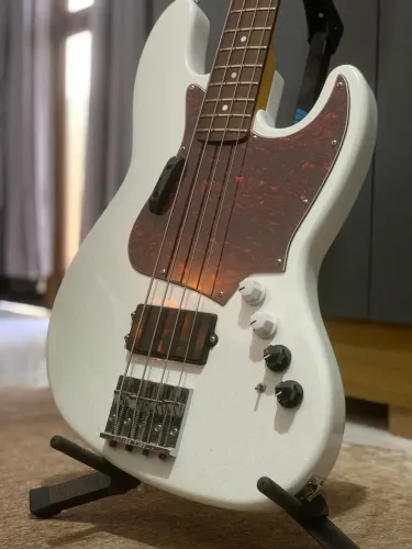 Jazz Bass elétrico ativo