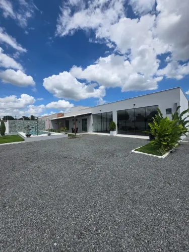 Belíssima cas de campo de 3/4, sendo duas suites piscin, varanda, área gourmet completa