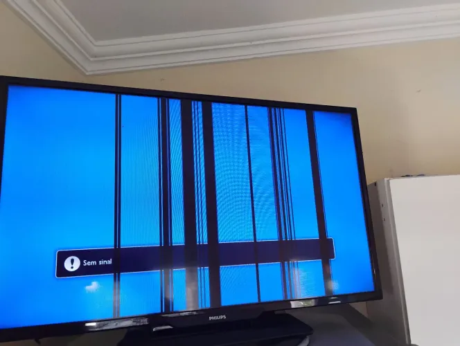 Vendo TV 32 Polegadas, com sinais de luzes .. É Bom para desmanche...marca Philips