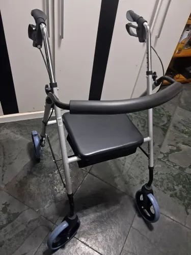 Andador com rodas semi novo