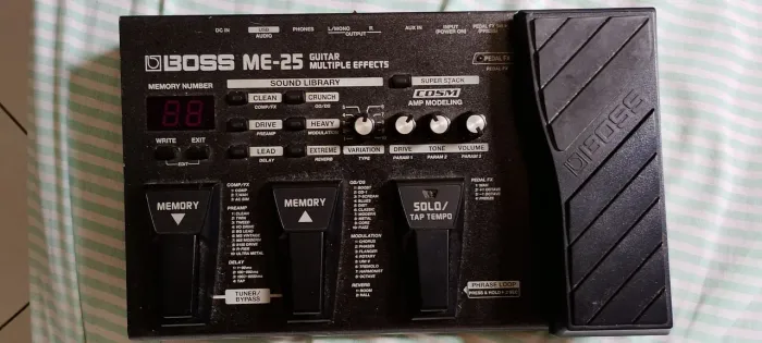 Troco por notebook: Pedaleira Boss Me25 + Pedal Boss Distorção + Nig Amp Simulator