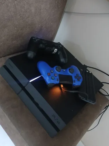 Vendo ps4 2 controles 1 jogo sair hoje 