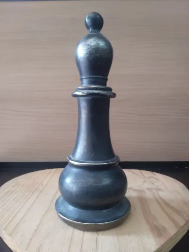 Peça decorativa de xadrez em formato de um bispo.