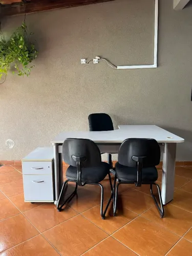 Mesa de atendimento/escritório com gaveteiro e cadeiras