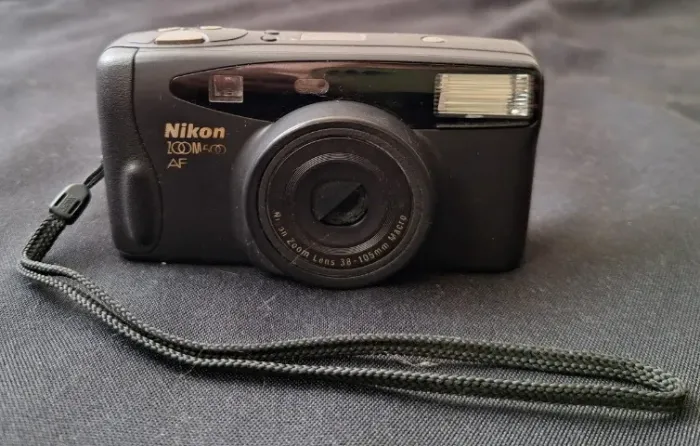 Câmera analógica Nikon Zoom 500 AF; lente 38-105 mm; anos 90; não testada
