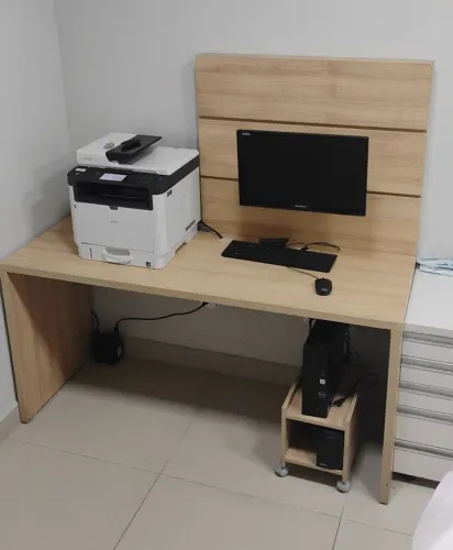 Mesa / Bancada de Escritório em MDF Freijó - Usada